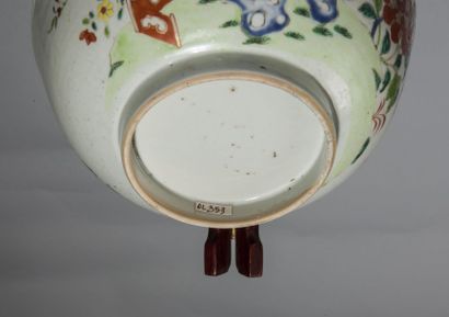 null Large bol en porcelaine famille rose sur pied en couronne décoré en émaux polychrome...