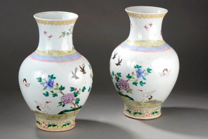 null Paire de vases balustre en porcelaine de la famille rose décoré en émaux polychrome...