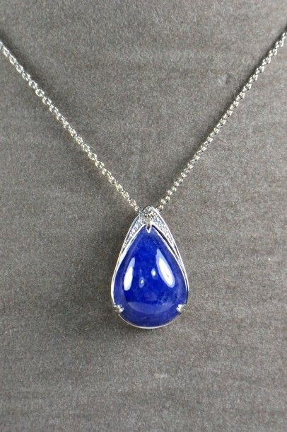 null Pendentif or blanc serti d'une tanzanite poire cabochon pesant 19,02 c bélière...