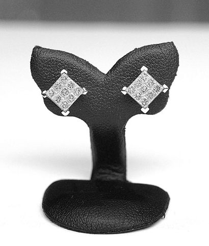 null Paire de clous d'oreilles or blanc sertie de 18 diamants princes pour 0,80 c....