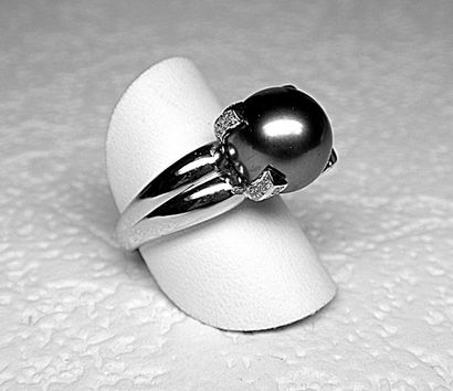 null Bague or blanc anneau godronné soutenant une perle de Tahiti diamètre 11-11,5...
