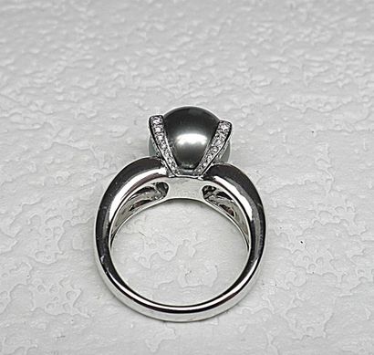 null Bague or blanc anneau godronné soutenant une perle de Tahiti diamètre 11-11,5...