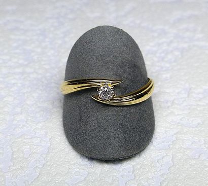 null Solitaire or jaune anneau croisé serti d'un diamant taille brillant moderne...