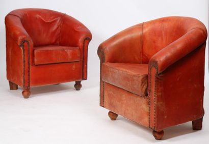 null SALON EN CUIR ROUGE

Composé d'un canapé et d'une paire de fauteuils clubs.

(...