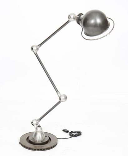 null LAMPE DE BUREAU ARTICULEE "JIELDE"

En acier et métal sur une base circulaire,...