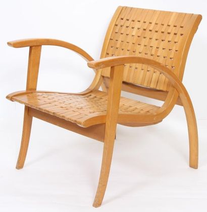 null FAUTEUIL DE GELENKA V.1950

Elégant fauteuil design en hêtre, portant l'étiquette...