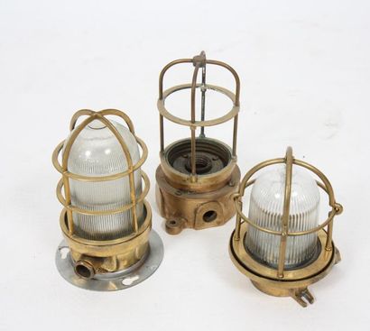 null LOT DE TROIS LAMPES DE COURSIVES

En bronze et laiton doré.

Etat d'usage (manque...