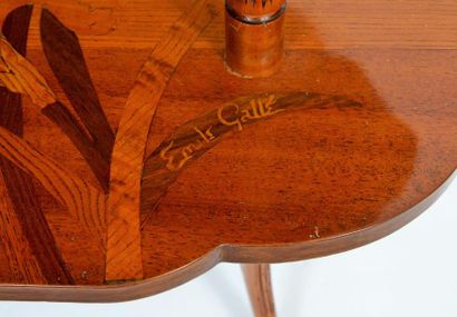 null DESSERTE DE GALLE (1846-1904)

A double plateau marqueté de bois précieux représentant...