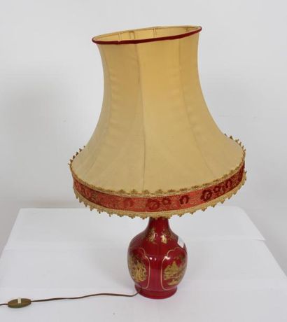 null LAMPE EN PORCELAINE

A fond rouge à décor doré "au chinois"

Epoque XXème siècle

H...