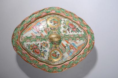 null Légumier en porcelaine de Canton décoré de forme polylobé à couvercle à tenon...