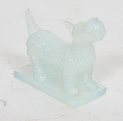 null SUJET EN VERRE MOULE "CHIEN FOX TERRIER"

( égrénure )

Epoque XXème siècle.

H...