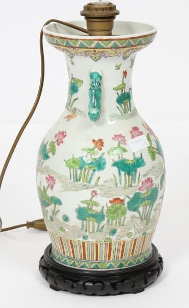 null LAMPE EN PORCELAINE DE CHINE 

Vase en porcelaine à fond blanc à décor polychrome...