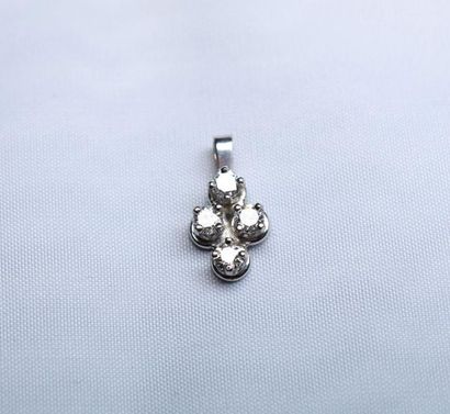 null PENDENTIF EN OR BLANC ET DIAMANTS

Pendentif serti 4 griffes de diamants ronds...