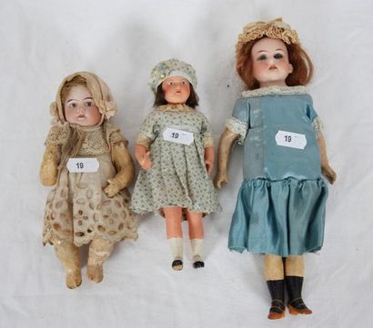 null Trois poupées, dont 2 têtes biscuit, une tête et corps en celluloïd, H=13-1...