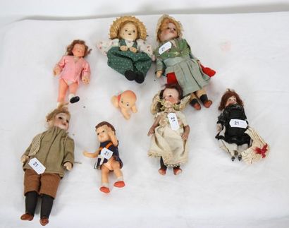 null Lot de huit petites poupées, certaines, tête biscuit, d’autres composition et...