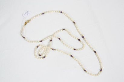 null COLLIER DE PERLES BAROQUES

En perles alternées avec des petites perles dorées...