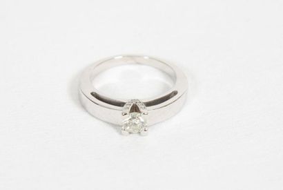 null BAGUE SOLITAIRE EN OR BLANC

Bague solitaire, monture double anneau sur la partie...