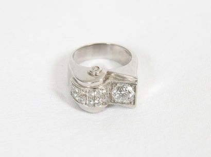 null BAGUE TANK DIAMANTS ET OR GRIS

Bague or gris 18 carats, ornée d'un diamant...