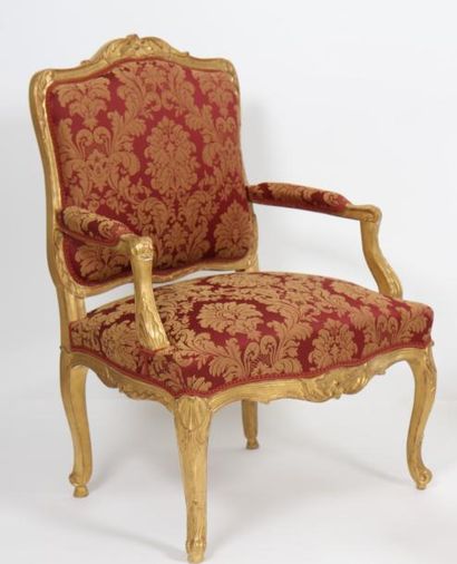 null PAIRE DE FAUTEUILS EN BOIS DORE LOUIS XV 

En bois doré sculpté à motifs de...