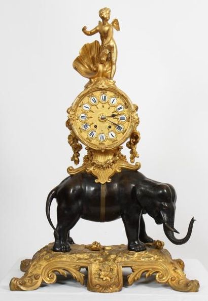 null PENDULE ROCAILLE "A L'ELEPHANT"

En bronze doré et patiné, représentant un éléphant...