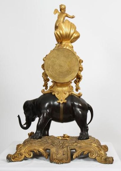 null PENDULE ROCAILLE "A L'ELEPHANT"

En bronze doré et patiné, représentant un éléphant...