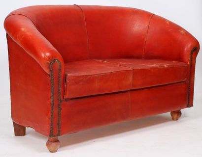 null SALON EN CUIR ROUGE

Composé d'un canapé et d'une paire de fauteuils clubs.

(...