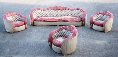 null SALON COMPOSE D'UN LARGE CANAPE ET TROIS FAUTEUILS

Enveloppant d'esprit baroque...