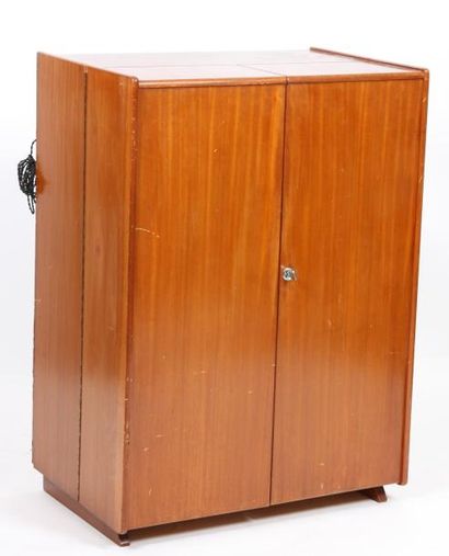 null BUREAU "MAGIC BOX" 1950

Bureau-malle en bois ouvrant en facade à deux portes...
