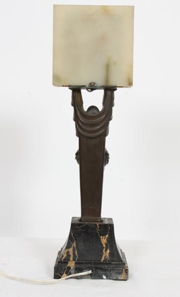 null LAMPE 1925 "GARCONNE" DE KELETY 1874-1940

En bronze argenté doré et patiné...