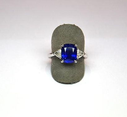 null Bague or blanc centrée d'un saphir taille "tonneau" NATUREL CEYLAN au bleu Roy...