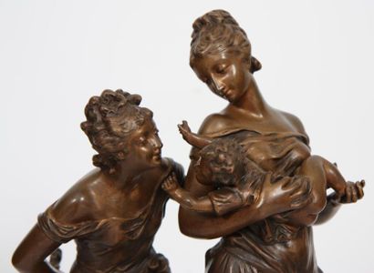 null GROUPE EN BRONZE "FEMMES A L'ENFANT" DE GAUDEZ (1845-1902)

En bronze patiné...