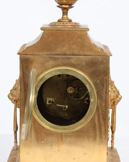 null PENDULE "LOUIS XVI" XIXè

En bronze doré, De forme réveil à décor de masques...