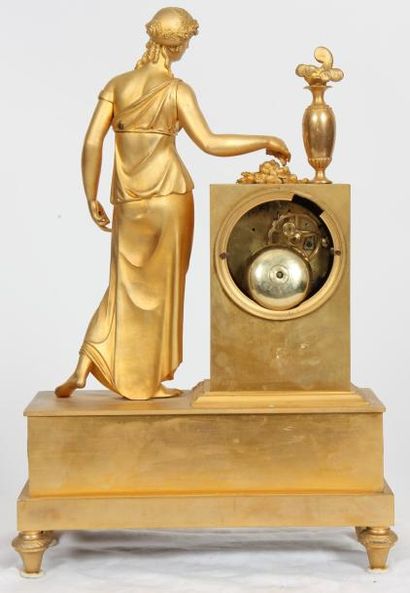 null PENDULE "A LA FEME DRAPEE" EMPIRE

En bronze doré représentant une femme au...