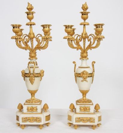 null PAIRE DE CANDELABRES "LOUIS XVI" XIX

A cinq lumières, en bronze doré et marbre...