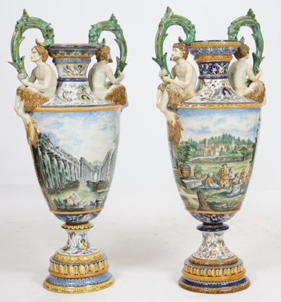 null IMPORTANTE PAIRE DE VASES EN FAIENCE D'URBINO

Vase balustre sur piedouche,...