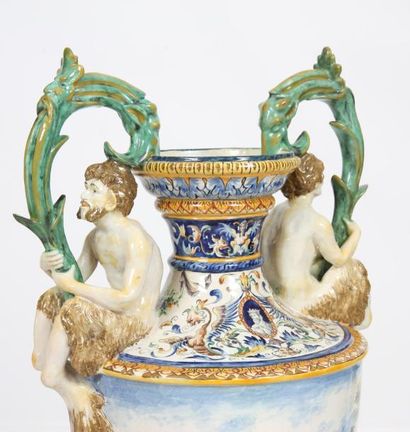 null IMPORTANTE PAIRE DE VASES EN FAIENCE D'URBINO

Vase balustre sur piedouche,...