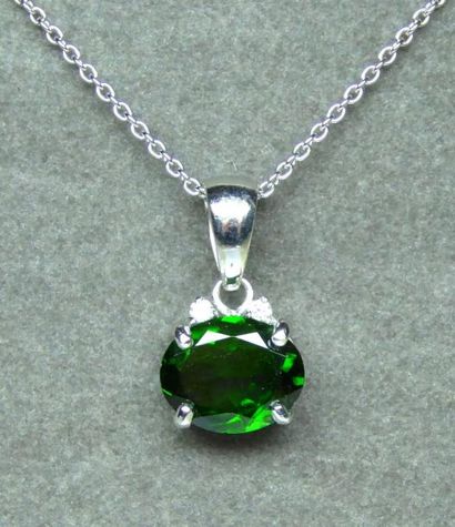 null Pendentif or blanc centré d'une RARE Diopside ovale NATURELLE d'un vert puissant...