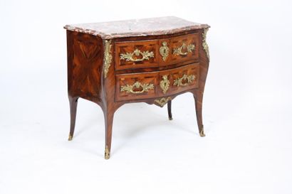 null COMMODE SAUTEUSE MARQUETEE LOUIS XV

En marqueterie de bois de placage disposée...