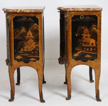 null PAIRE DE PETITES COMMODES EN LAQUE DU JAPON

En laque du japon à décor de paysages.Galbées...