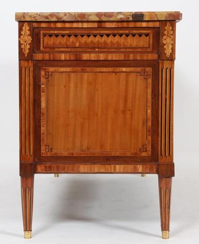 null JOLIE COMMODE MARQUETEE LOUIS XVI ESTAMP. DE SCHEY

En marqueterie de bois de...