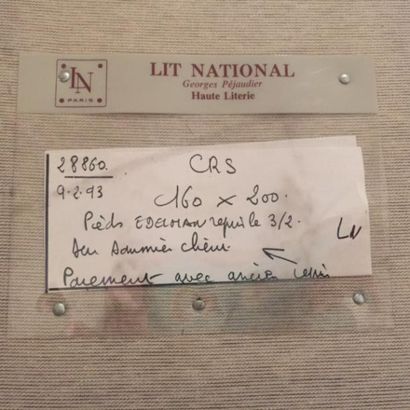 null LIT "NATIONAL"

Composé d'une tête de lit en velour et d'un sommier reposant...