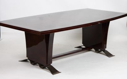 null TABLE MODERNE

En bois laqué, à pietement métallique

Epoque XXème siècle

H:...