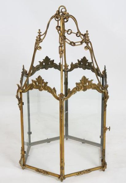 null IMPORTANTE LANTERNE DE VESTIBULE DE CHATEAU

En bronze doré de style Louis XV...