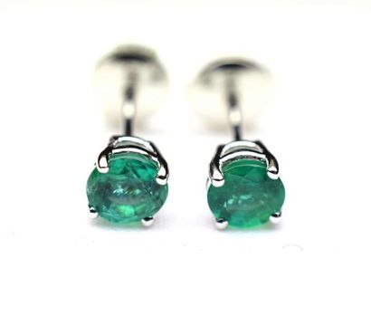 null Paire de boucles d'oreilles or blanc serties 4 griffes par 2 émeraudes rondes...