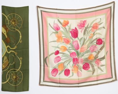 null DEUX FOULARDS

Premier Foulard aux tulipes teinte rose et vert, portant l'inscription...