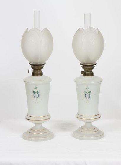 null PAIRE DE VASES-LAMPES EN OPALINE XIXè

En opaline blanche à décor peint et doré.

Epoque...