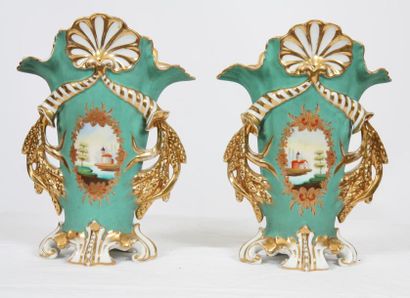 null PAIRE DE VASES EN PORCELAINE NAPOLEON III

En porcelaine blanche et verte, à...