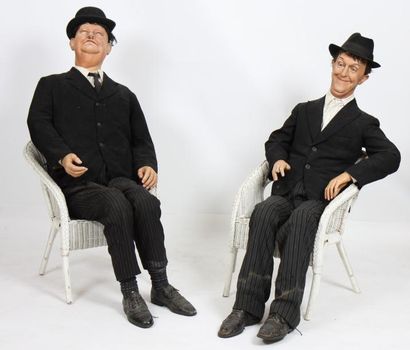 null PAIRE DE MANNEQUINS "LAUREL & HARDY"

Articulés, en bois laqué et carton bouilli,...