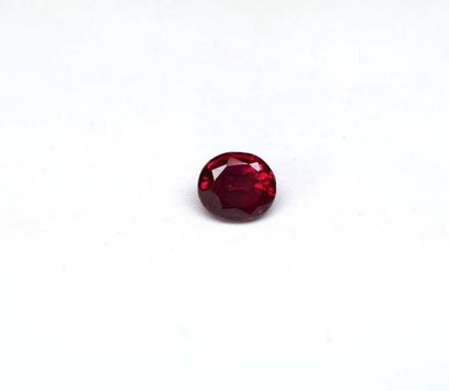 null Sur papier, une pierre ovale imitation rubis 3,67 c