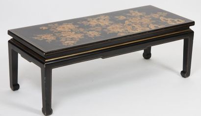 null TABLE BASSE CHINOISE

En bois laqué à fond noir à décor doré à motif de branche...